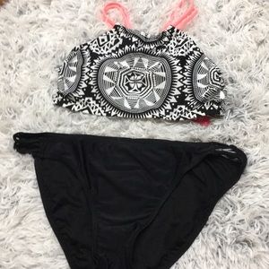 Bikini Top blk & wh pattern w/criss cross back w/removable cups. New w/ tag.